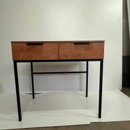 Meble na wymiar Damian Ratajczak - Nowoczesna konsola z dwoma drewnianymi szufladami i czarnymi metalowymi nogami, ustawiona na białym tle w warsztacie.
