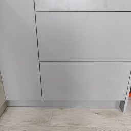 Wojtek Wojnarowski - fragment kuchni z szufladami