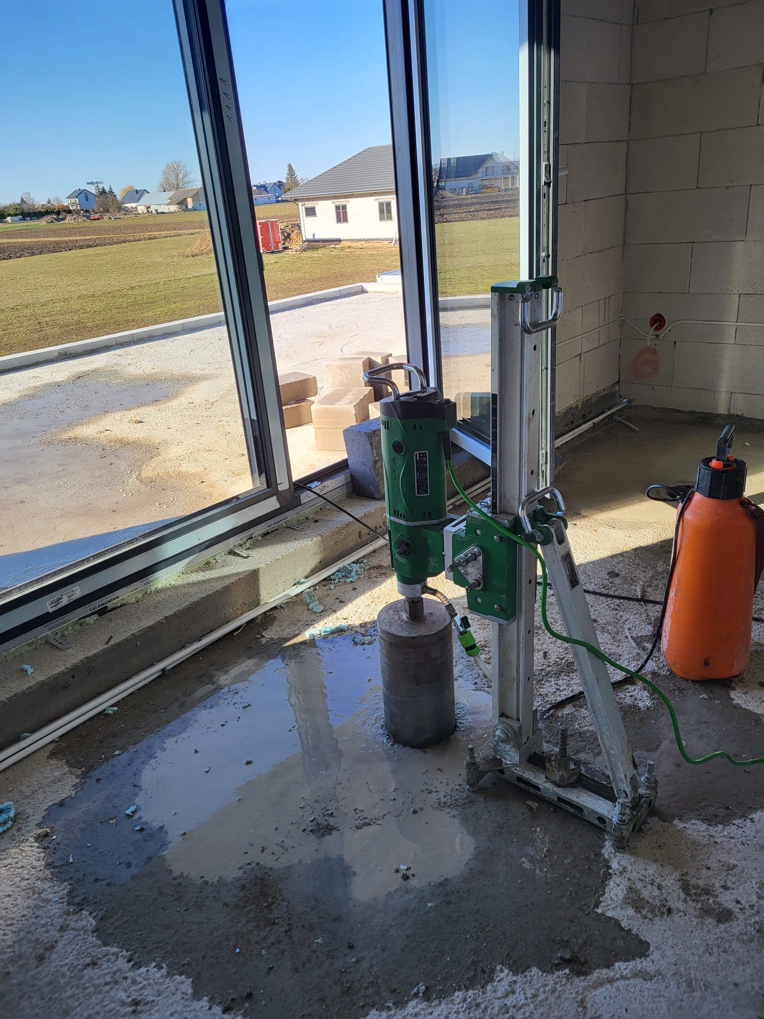 Wiercenie otworów i przepustów w betonie.