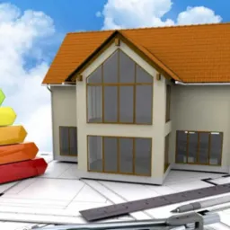 Dwukondygnacyjny dom z brązowym dachem, obok niego skala efektywności energetycznej A-G, leżący na planach architektonicznych z narzędziami kreślarskimi, na tle błękitnego nieba z chmurami.