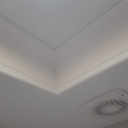 FAST BILDING VASYL VOLOSHYN - Biały sufit z listwami dekoracyjnymi tworzącymi geometryczny wzór w rogu pomieszczenia i kratką wentylacyjną z niebieską diodą.