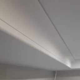 FAST BILDING VASYL VOLOSHYN - Wykończony sufit podwieszany z płyt kartonowo-gipsowych z widocznymi profilami i oświetleniem punktowym.
