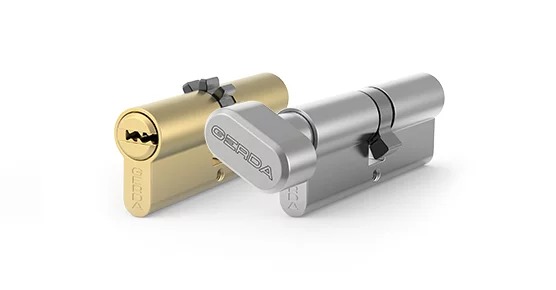 Dwa cylindryczne zamki do drzwi marki Gerda, jeden złoty z ząbkowanym pierścieniem, drugi srebrny z ergonomicznym uchwytem, na białym tle.