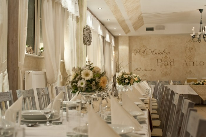 Pod Aniołem w Szczecinie wystrój stołów