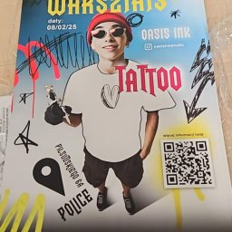 DreLe Drukarnia - Plakat reklamowy warsztatów tatuażu z wizerunkiem młodego mężczyzny w czapce i okularach, trzymającego maszynkę do tatuażu, z elementami graficznymi i kodem QR.