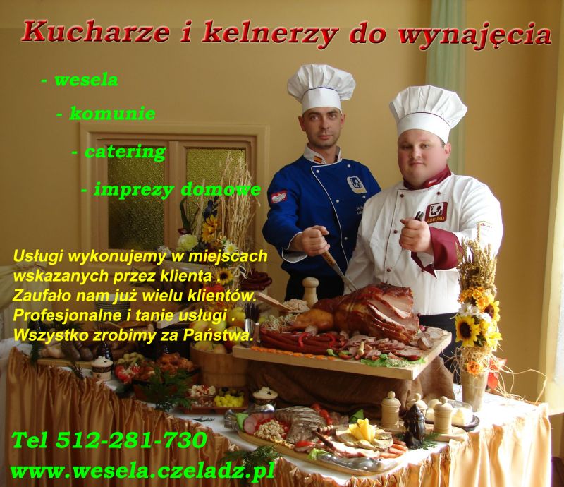 Dwóch kucharzy w uniformach prezentuje stół z wędlinami i dekoracjami kwiatowymi, potencjalnie do wynajęcia na imprezy.
