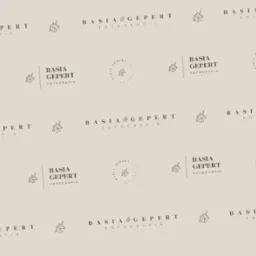 Powtarzający się wzór z minimalistycznym logo i nazwą firmy fotograficznej Basia Gepert Fotografia na beżowym tle.