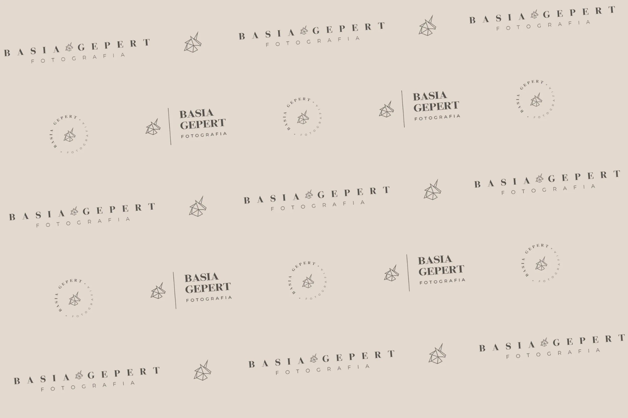 Powtarzający się wzór z minimalistycznym logo i nazwą firmy fotograficznej Basia Gepert Fotografia na beżowym tle.