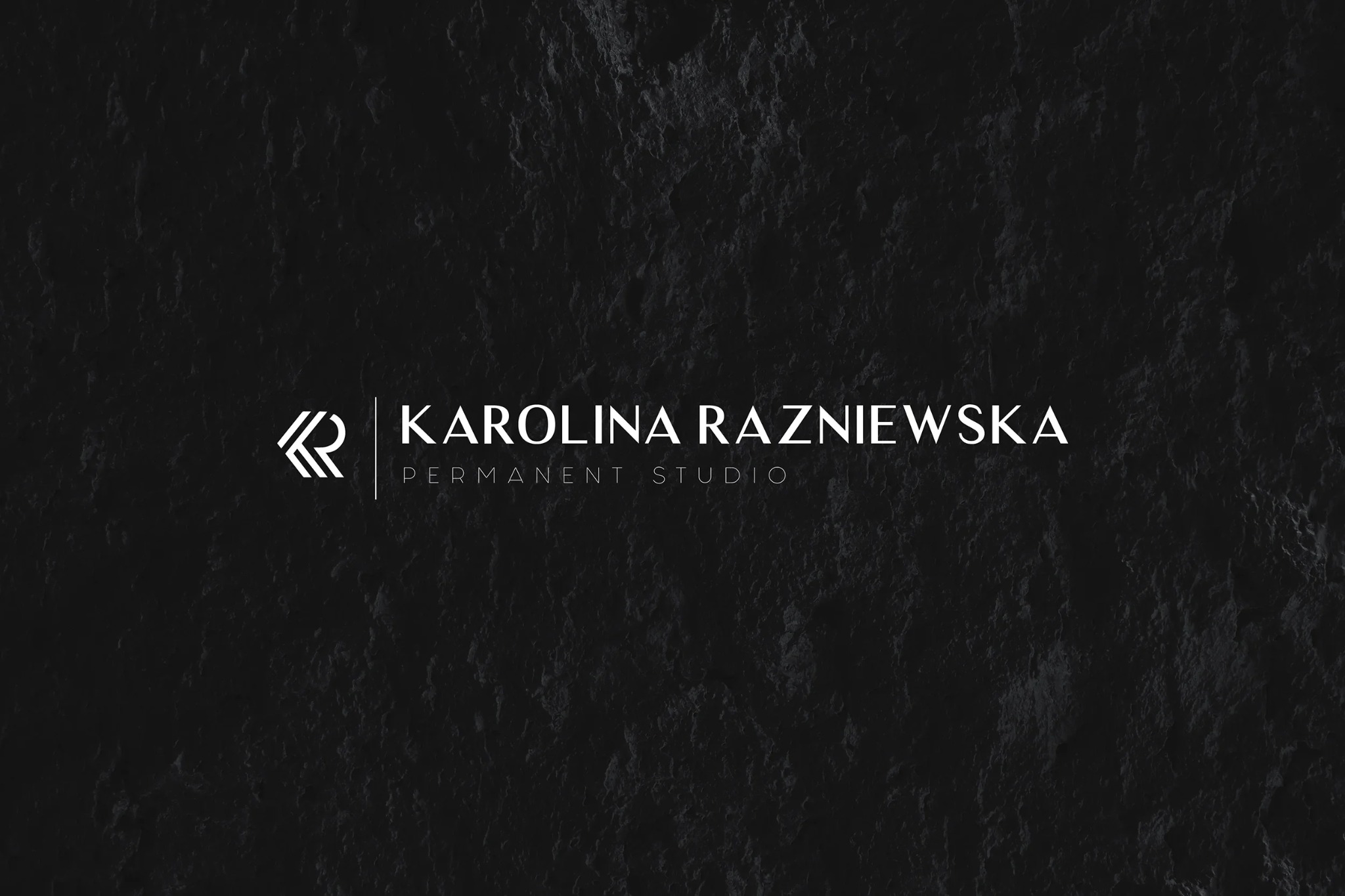 Eleganckie logo studia permanentnego Karolina Razniewska na tle ciemnej, teksturowanej ściany w Sosnowcu. Minimalistyczny projekt z inicjałami i nazwą studia.