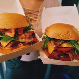 Pastrami - czyli nowe oblicze burgera. Peklowana, wędzona w przyprawach i ziołach wołowina, krojona na cienkie plastry i delikatnie podsmażana na grillu...wraz ze świeżymi dodatkami i autorskimi sosami...na pewno wrócisz po jeszcze...