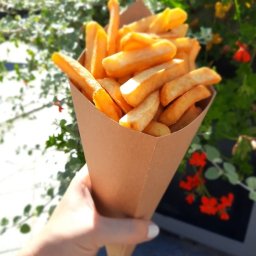 Frytki belgijskie - chrupiące z zewnątrz i mięsiste w środku. Uwielbiają je dzieci jak i dorośli.