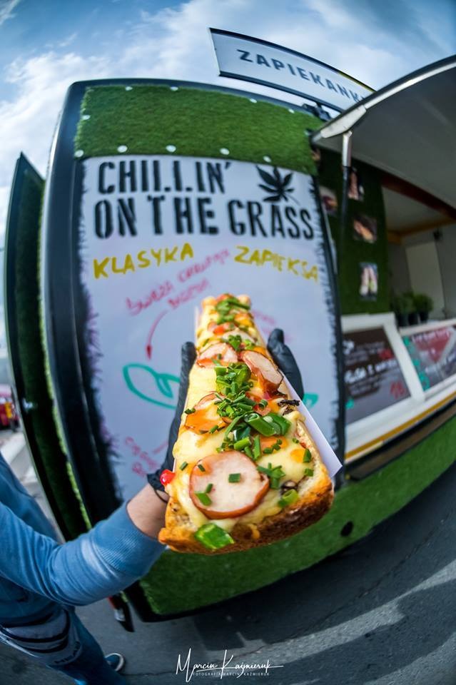 Chrupiące zapiekanki z ciągnącym serem i zapieczonymi dodatkami - to nasza specjalność