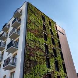zielona ściana na budynku Resi4Rent