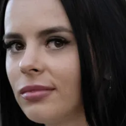 Portret kobiety z ciemnymi włosami, brązowymi oczami i delikatnym makijażem, skierowanej lekko w prawo.