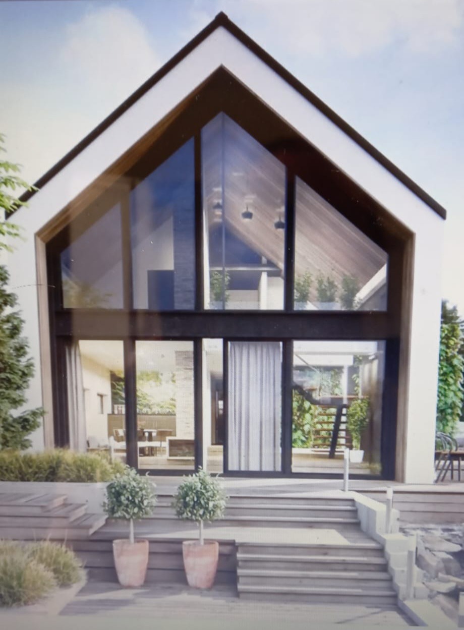 Wizualizacja domu jednorodzinnego z dużymi przeszkleniami, drewnianą konstrukcją dachu widoczną przez okna i schodami wejściowymi z roślinami w donicach.