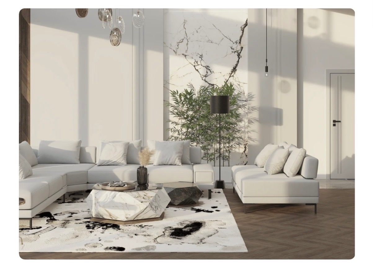 Jasny salon z narożną sofą, marmurowym akcentem na ścianie i geometrycznym dywanem. Minimalistyczny design z roślinami i lampą podłogową.