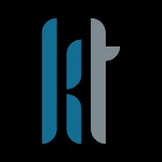 Abstrakcyjne logo firmy w kolorach niebieskim i szarym na czarnym tle.