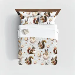Wizualizacja kompletu pościeli z motywem wiewiórek i kwiatów na białym tle, prezentacja produktu z Czerwionki-Leszczyn.