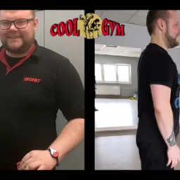 Zdjęcie typu 'przed i po' przedstawiające mężczyznę w czarnej koszulce, z widoczną zmianą sylwetki po treningach, na drugim planie logo siłowni 'Cool Gym'.