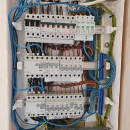 Rozdzielnia elektryczna w domku jednorodzinnym.