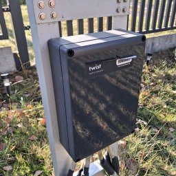 Automatyka bramy - skrzynka sterownicza.