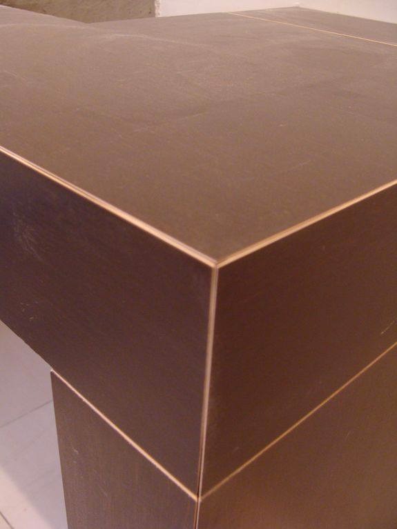 Szczegółowe ujęcie narożnika blatu z ciemnobrązowych płytek w łazience w Kielcach, z widoczną fugą i fakturą płytek.