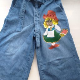 Ручная роспись акриловыми красками и вышивка. 