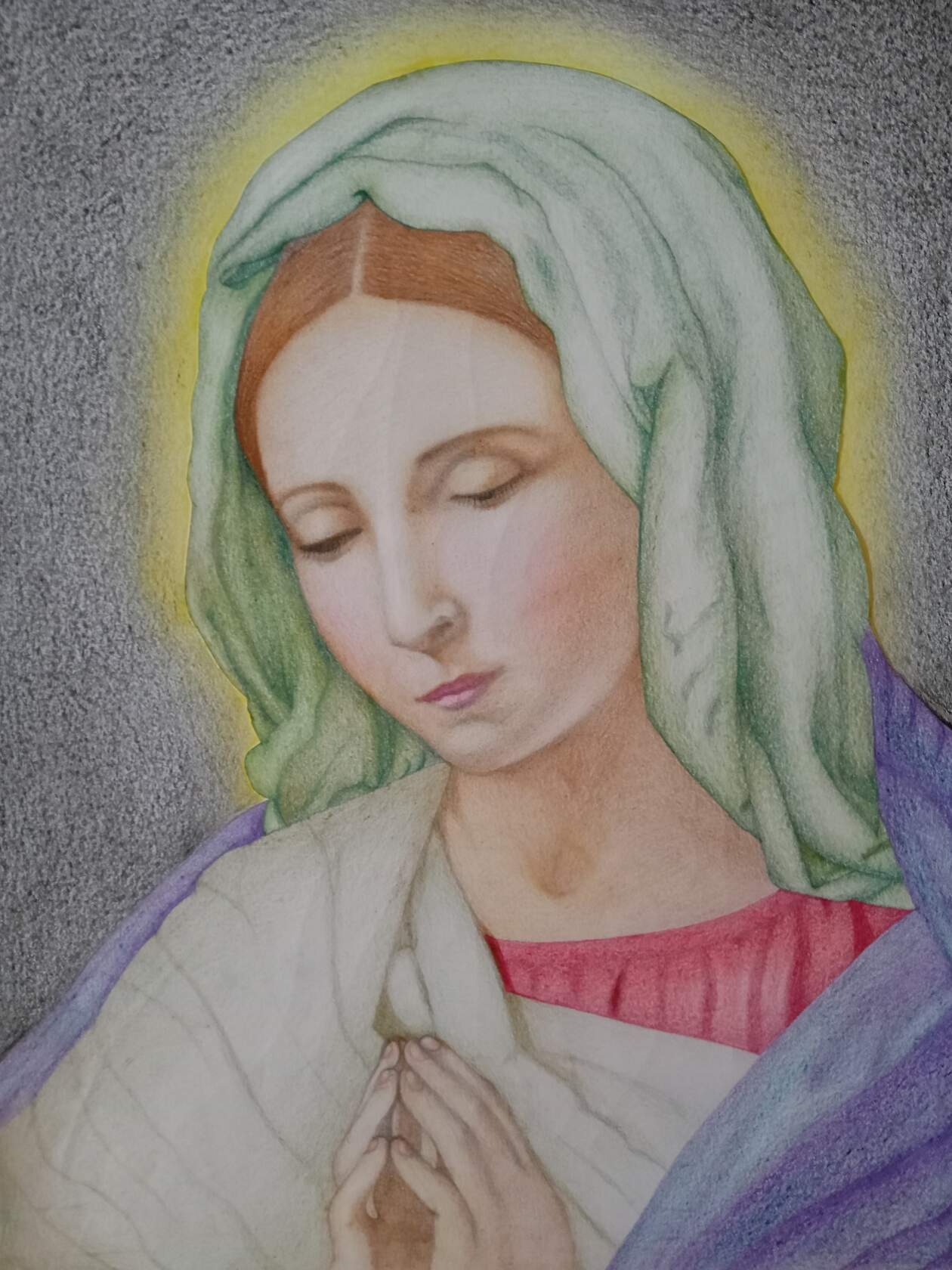 Ręcznie rysowany portret kobiety z zamkniętymi oczami, w zielonym nakryciu głowy i fioletowej szacie, z dłońmi złożonymi do modlitwy, na szarym tle z subtelną, żółtą aureolą.