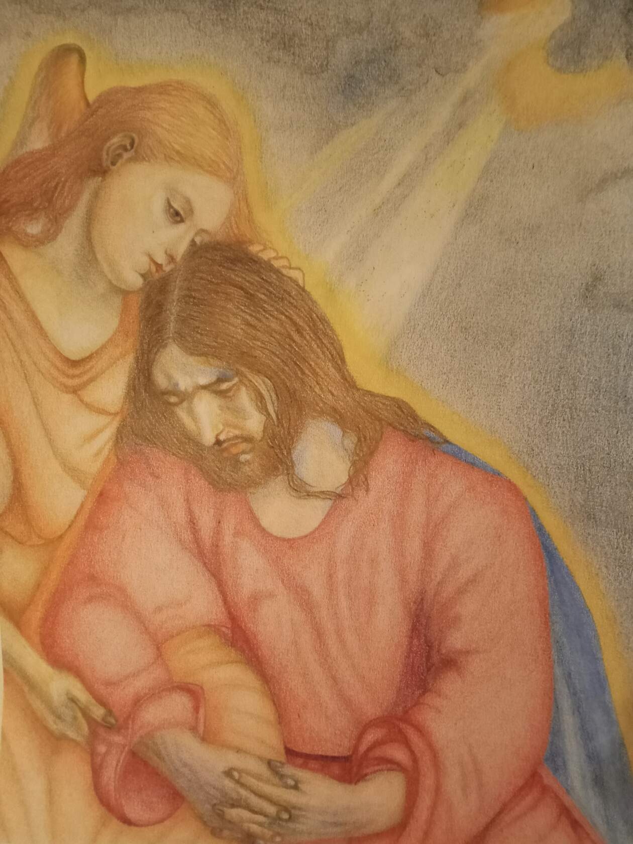 Rysunek kredkami pastelowymi przedstawiający anioła pocieszającego smutnego mężczyznę z brodą, z promieniami światła w tle.