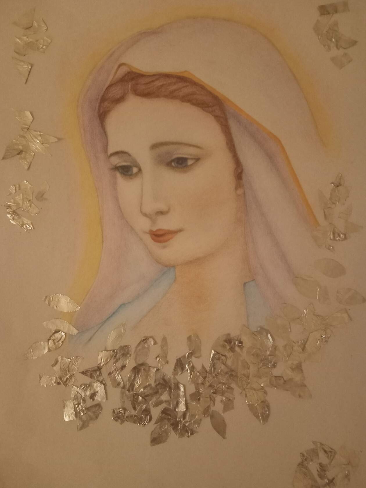 Portret kobiety w welonie, wykonany pastelami i ozdobiony srebrnymi płatkami.