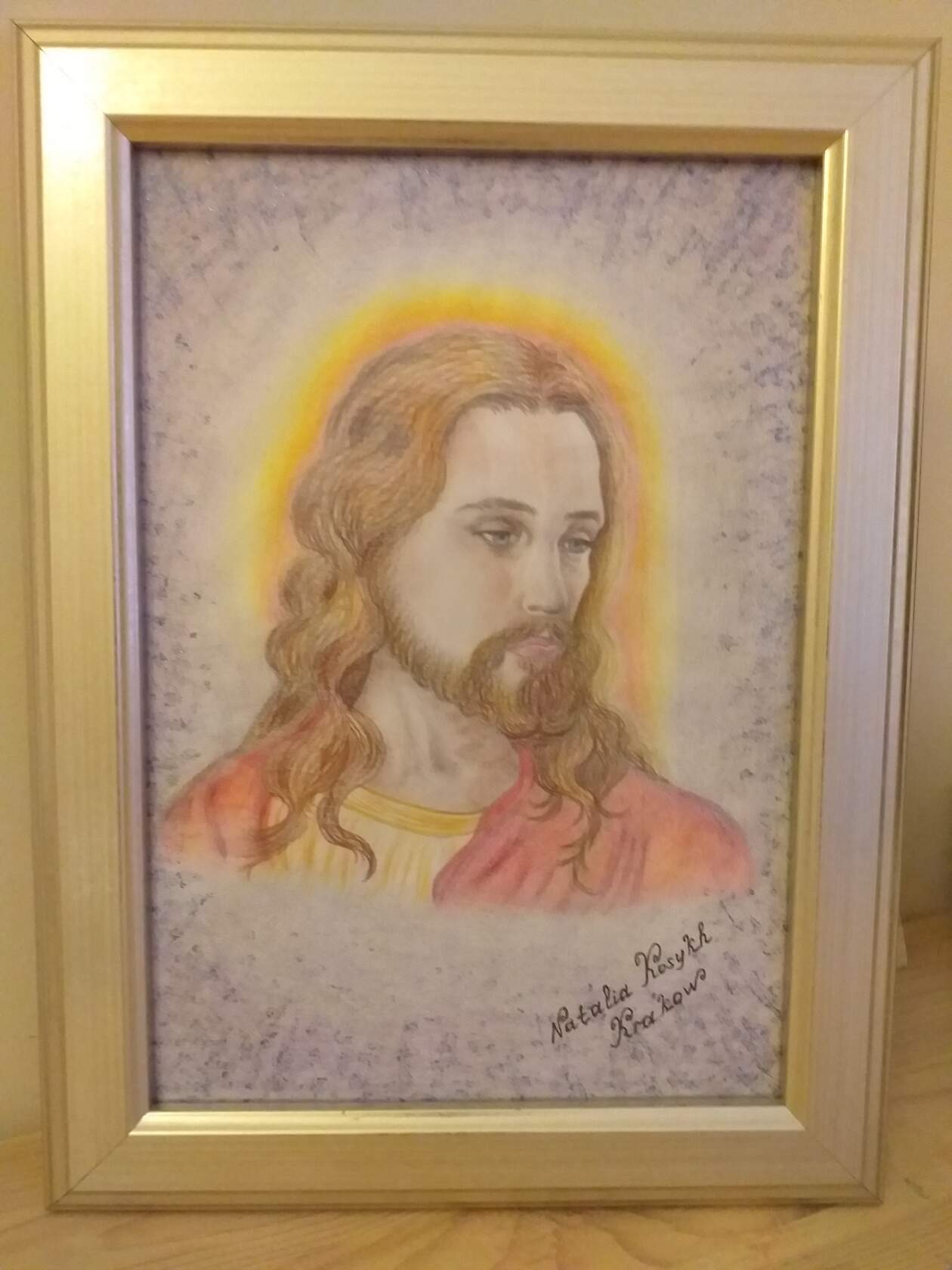 Portret Jezusa Chrystusa, pastelowy rysunek w złotej ramie, podpisany przez Natalię Kosyk z Krakowa.