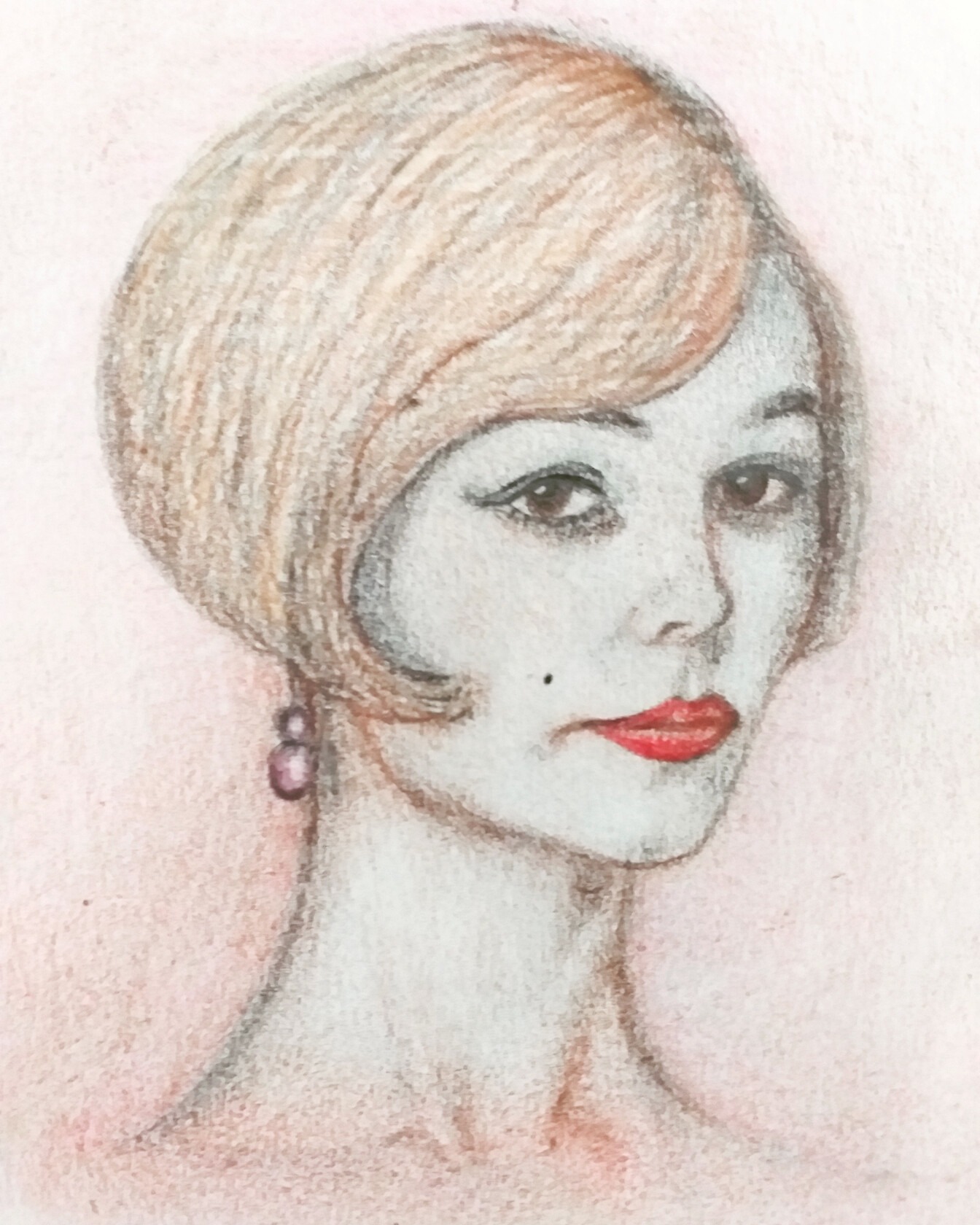 Portret kobiety w stylu lat 20., rysowany kredkami, z krótką fryzurą, czerwonymi ustami i kolczykiem w kształcie kulki.