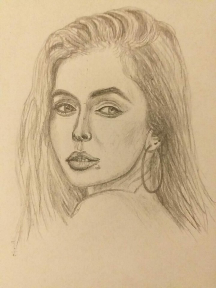 Szkic ołówkiem portretu kobiety z kolczykiem kołem, spoglądającej przez ramię.