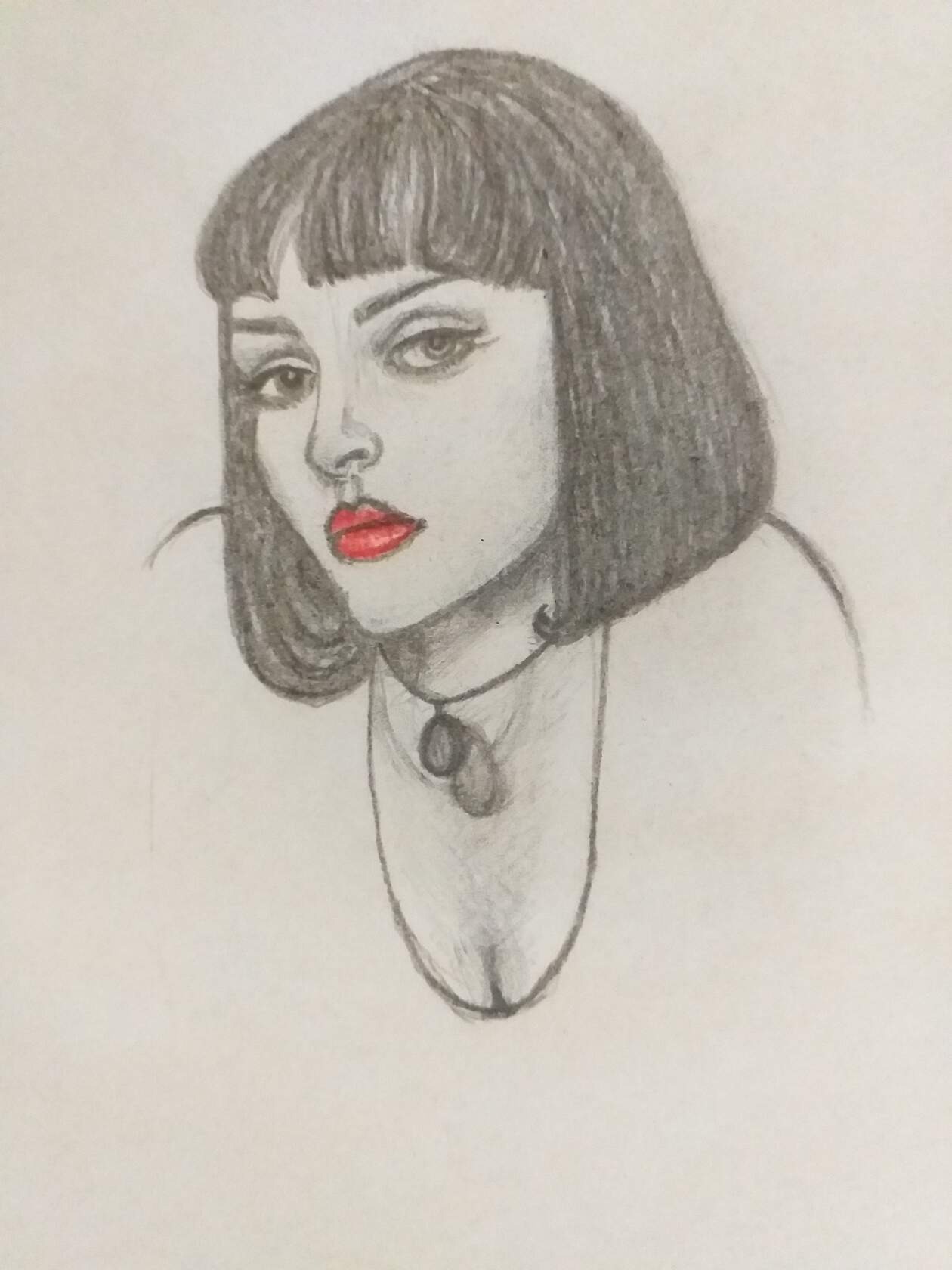 Szkic ołówkiem przedstawiający portret kobiety z krótkimi, ciemnymi włosami i czerwonymi ustami, wisior na szyi.