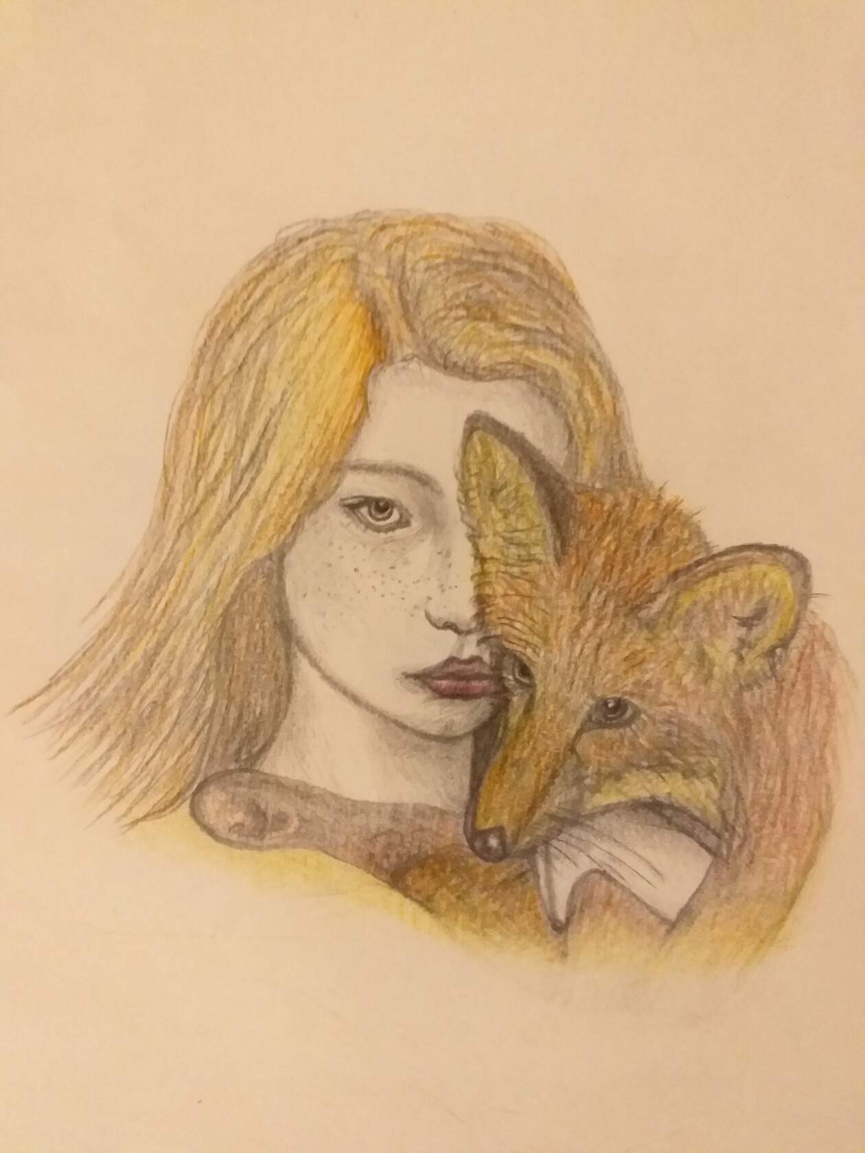 Kolorowy szkic przedstawiający portret kobiety z rudym lisem przytulonym do jej twarzy, wykonany kredkami na beżowym papierze.