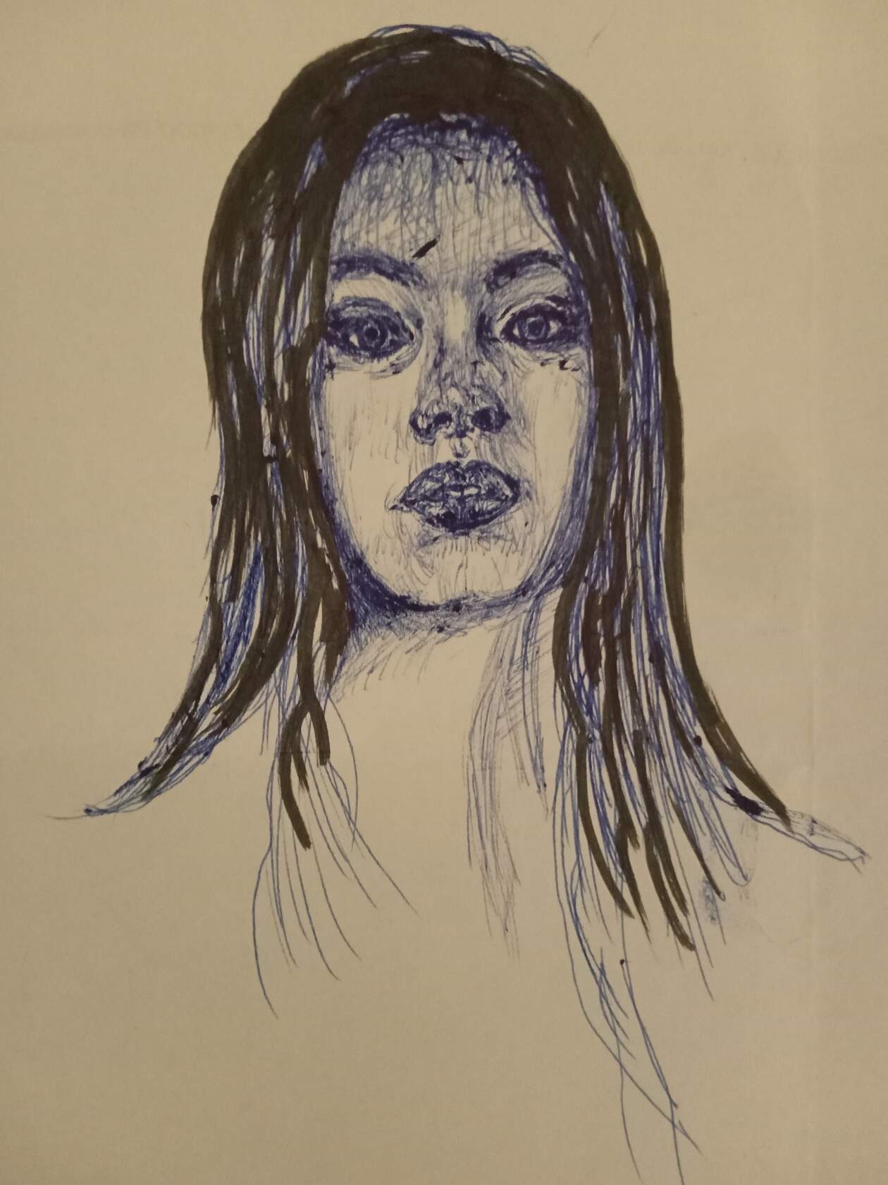 Portret kobiety narysowany długopisem na papierze, z widocznymi pociągnięciami kreski i cieniowaniem, ukazujący ekspresję i charakter.