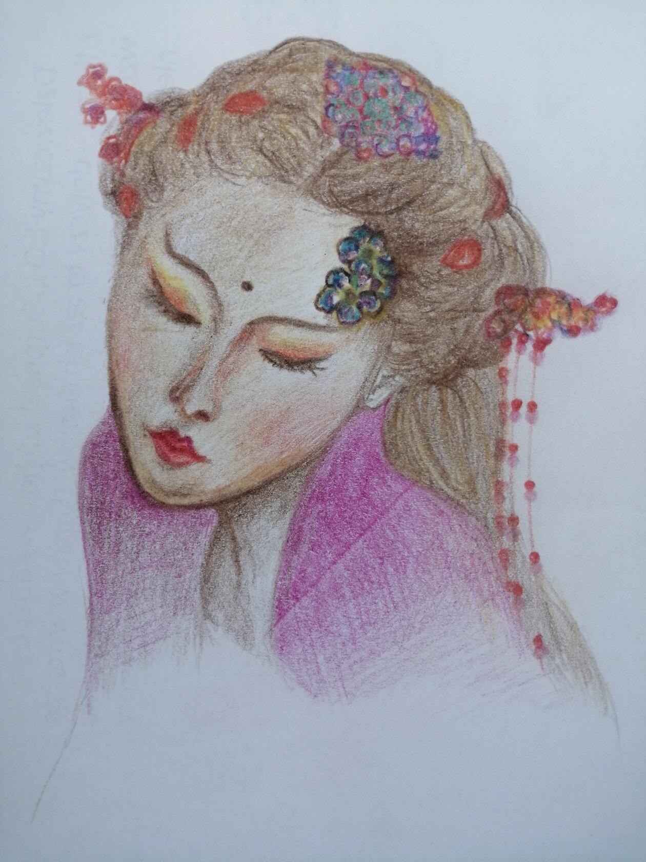 Portret kobiety z zamkniętymi oczami, w stylu inspirowanym kulturą azjatycką, wykonany kredkami ołówkowymi, z detalami kwiatowymi we włosach i purpurowym szalem.