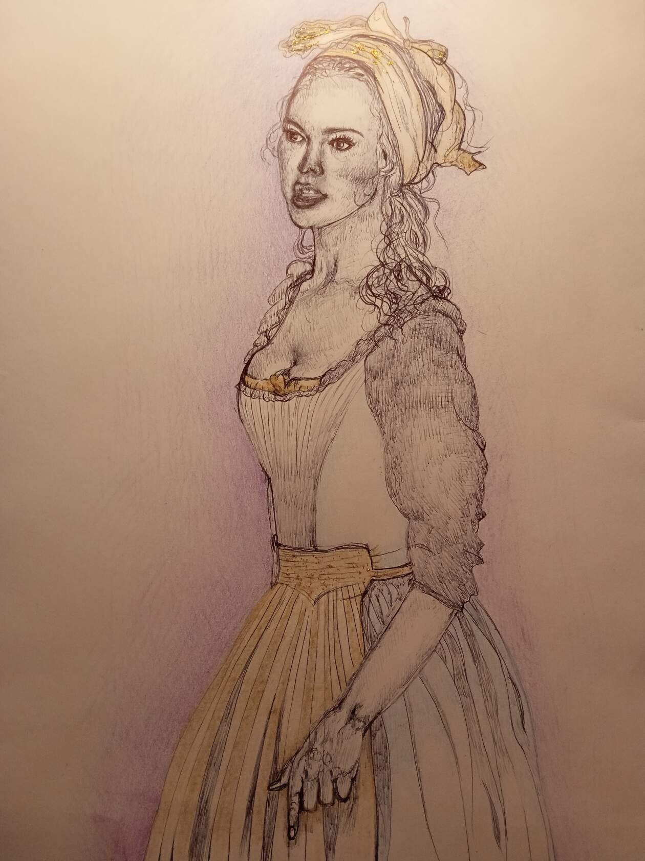 Szkic ołówkiem przedstawia kobietę w stroju z epoki, z chustą na głowie i suknią z gorsetem, widzianą z profilu na jasnym tle.