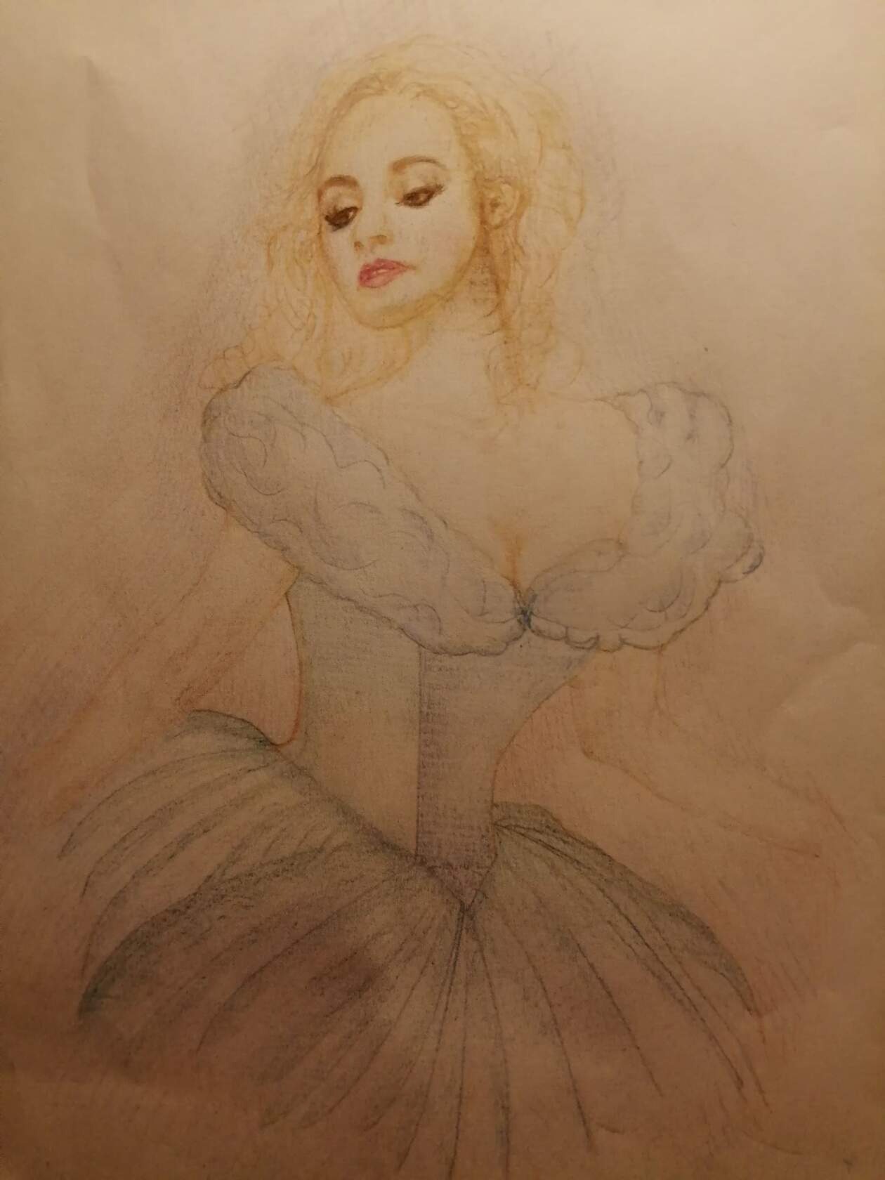 Portret kobiety w balowej sukni, wykonany kredkami na lekko pomiętym papierze w odcieniach beżu, z widocznymi śladami ołówka i charakterystycznym cieniowaniem.