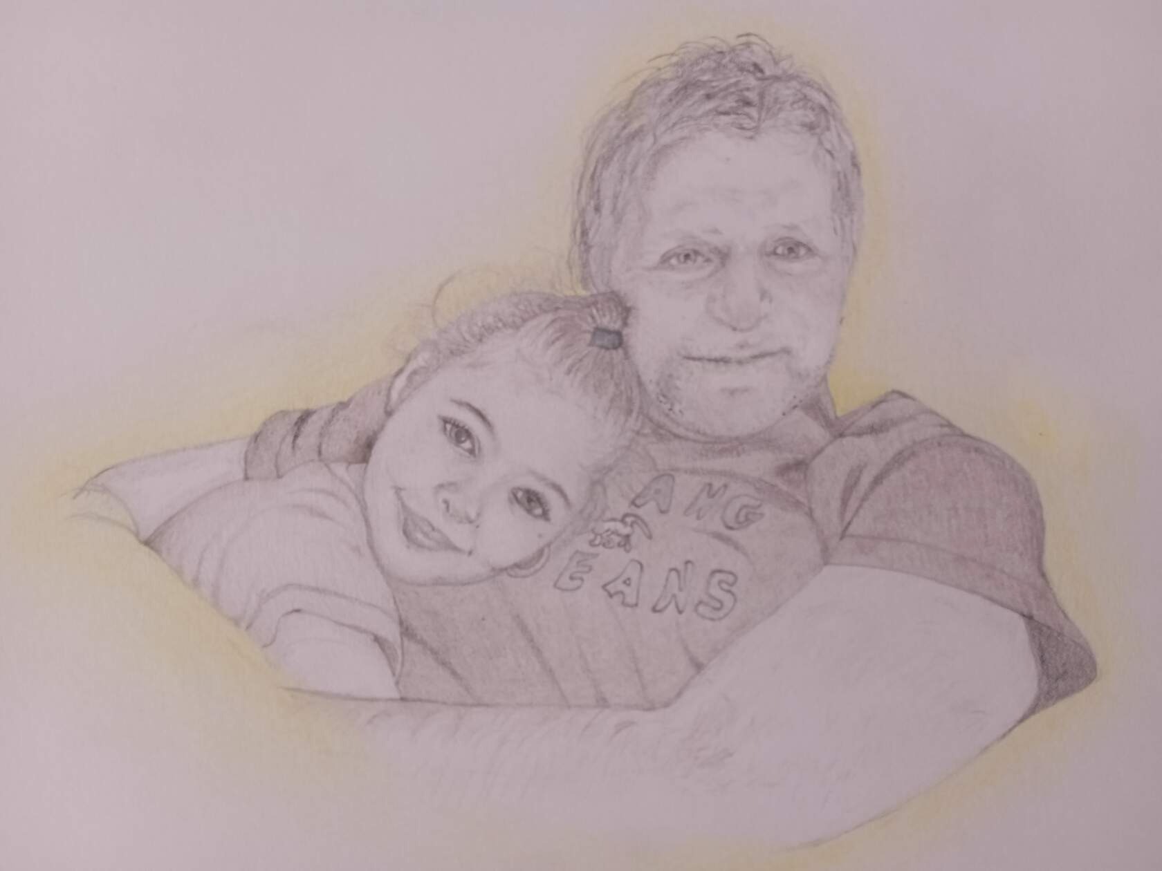Ręcznie rysowany portret ojca obejmującego córkę, wykonany ołówkiem na żółtym tle.