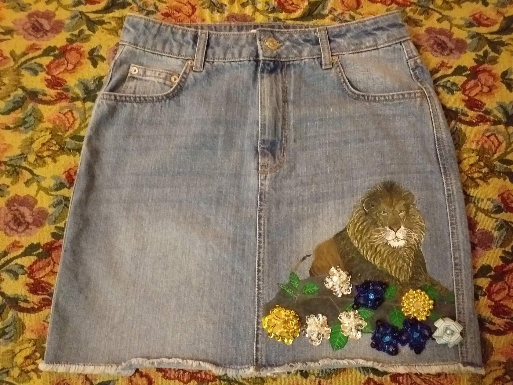 Ручная роспись акриловыми красками и вышивка.