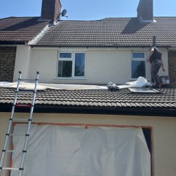 KD BUILDING - Malowanie elewacji domu jednorodzinnego w LONDON. Prace na wysokości, widoczna drabina i zabezpieczenia. Jasna elewacja w kontraście z ciemną dachówką.