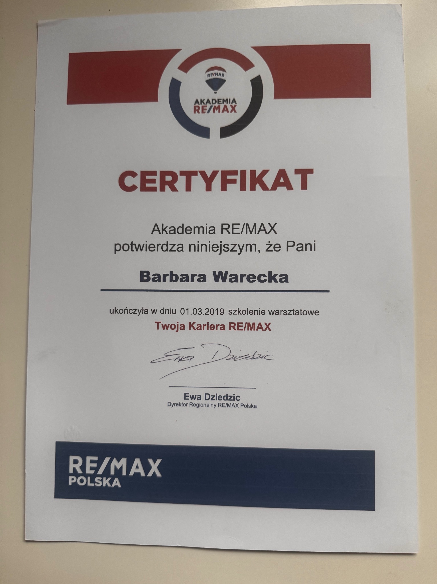 Certyfikat Akademii RE/MAX dla Barbary Wareckiej za ukończenie szkolenia warsztatowego, sygnowany przez Ewę Dziedzic, Dyrektor Regionalną RE/MAX Polska.