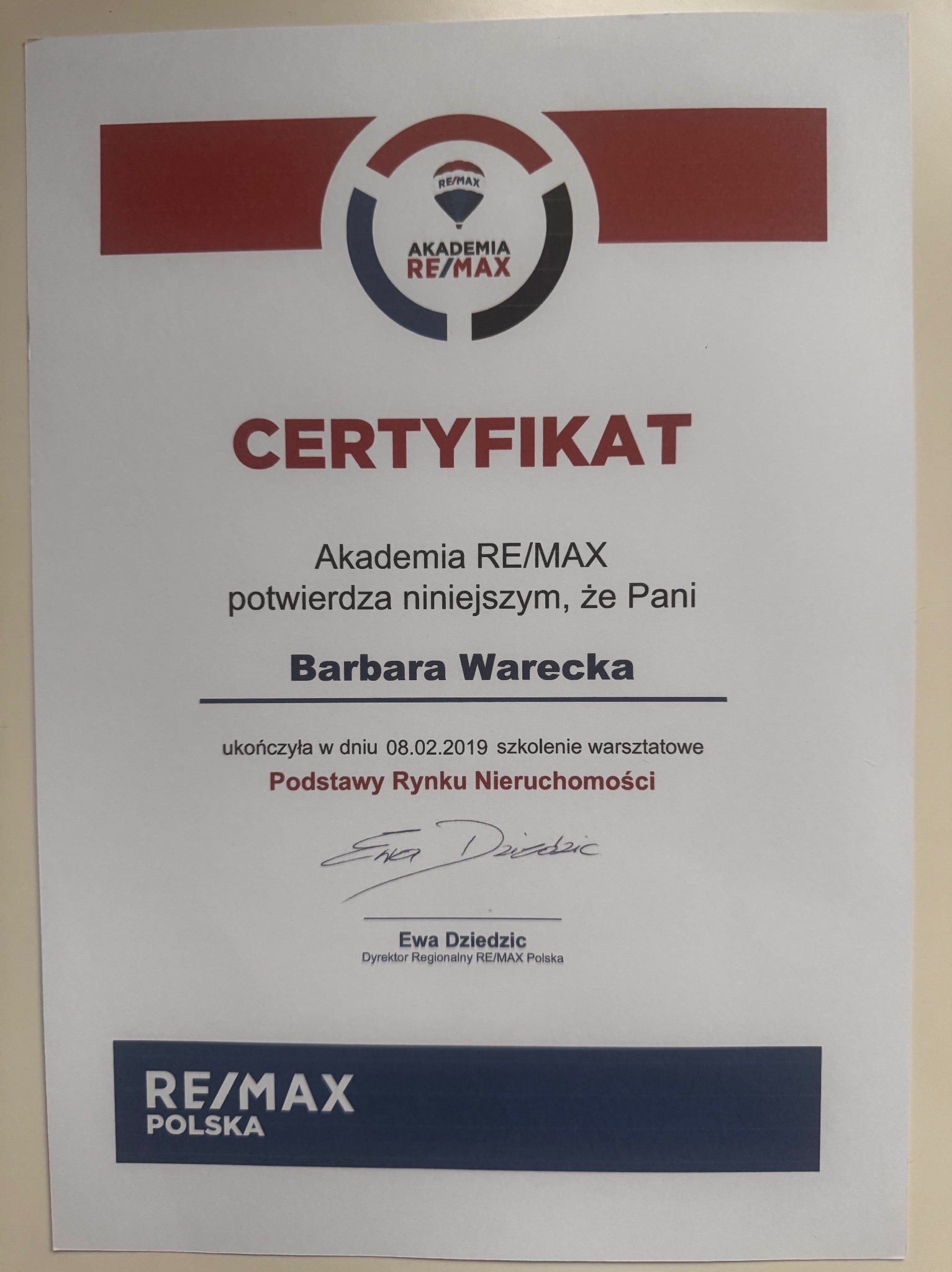 Certyfikat Akademii RE/MAX dla Barbary Wareckiej z ukończenia szkolenia z podstaw rynku nieruchomości w Warszawie, podpisany przez Ewę Dziedzic.