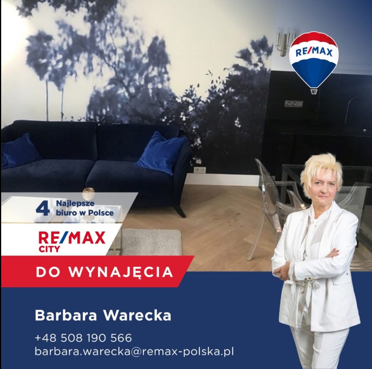 Wnętrze mieszkania z ciemną sofą, agentka nieruchomości w białym garniturze, logo RE/MAX, napis 'Do wynajęcia' i dane kontaktowe agentki.