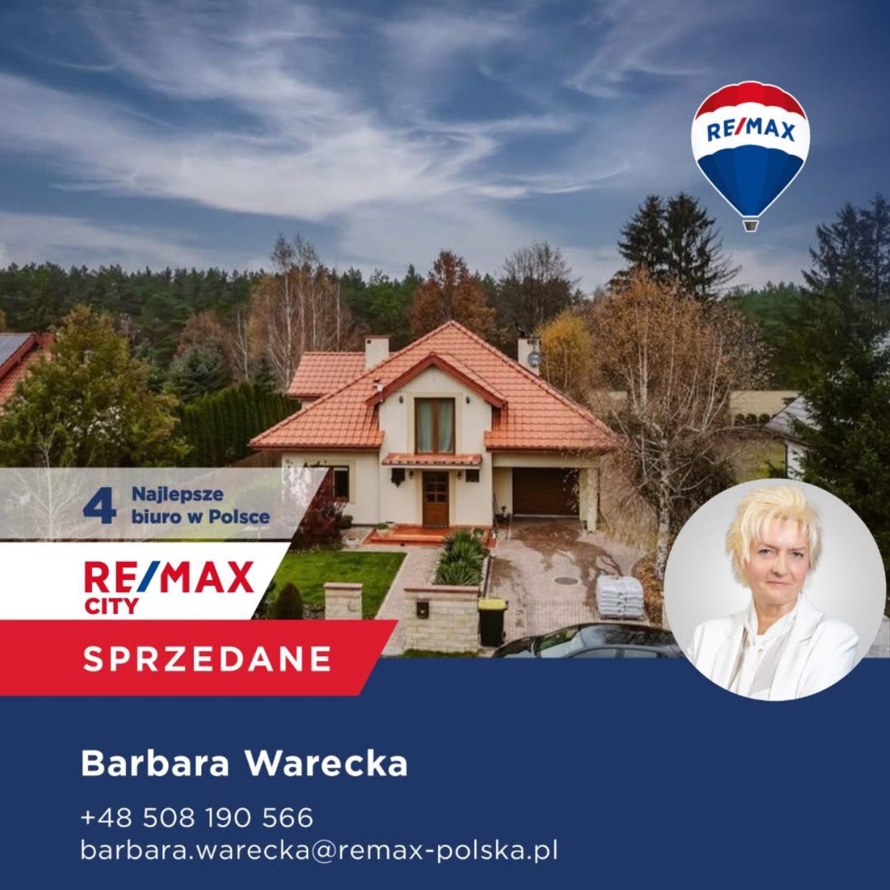 Dom z czerwonym dachem, logo RE/MAX, informacja o sprzedaży i portret agenta nieruchomości Barbara Warecka na tle niebieskiego nieba.