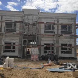 Tynki cementowo-wapienne w biurowcu dla GDDKiA w Mrągowie