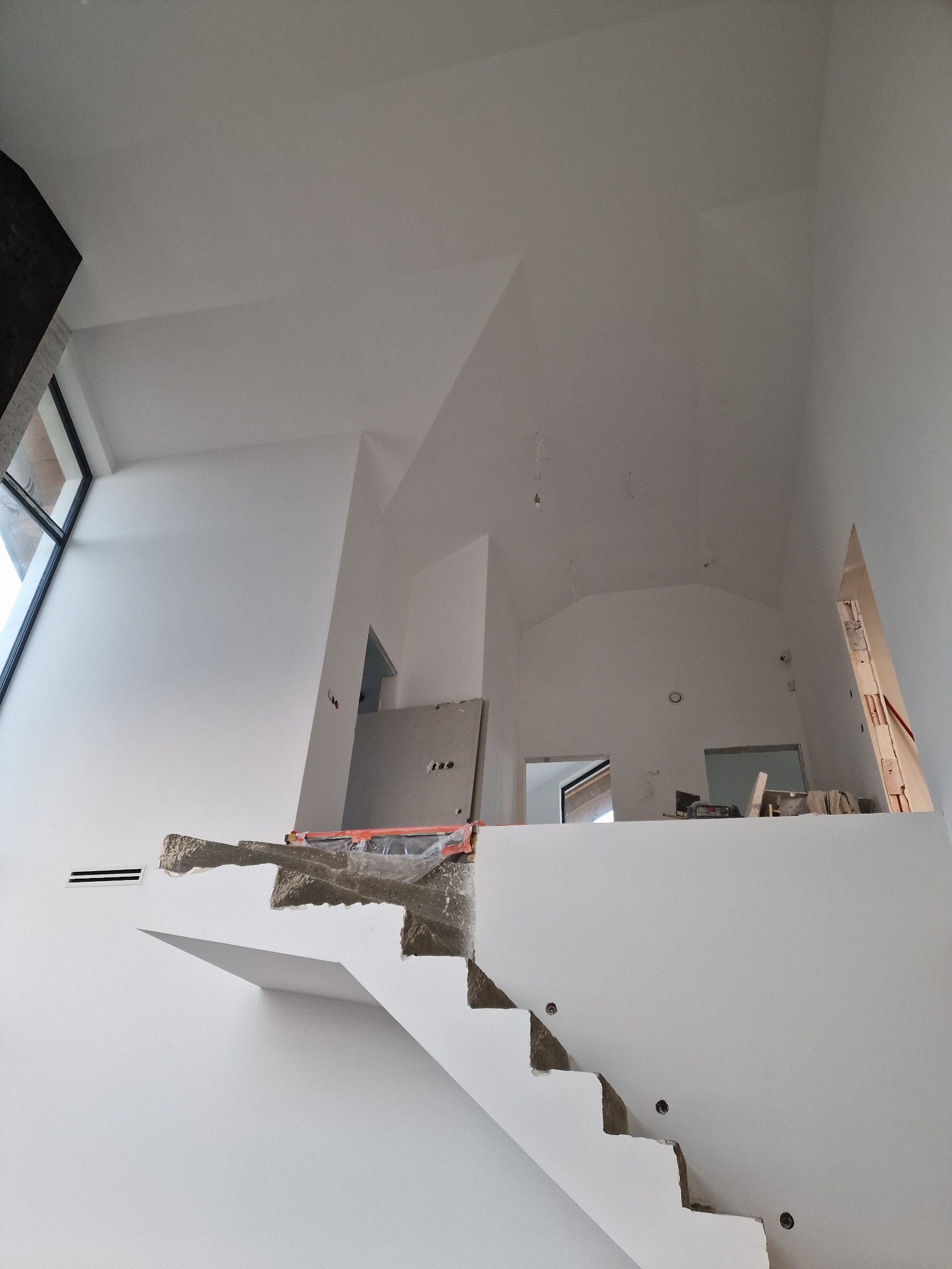 Tynki maszynowe, zabudowa poddasza, sufity podwieszane, gładzie, malowanie. Dom jednorodzinny w Zawadach.