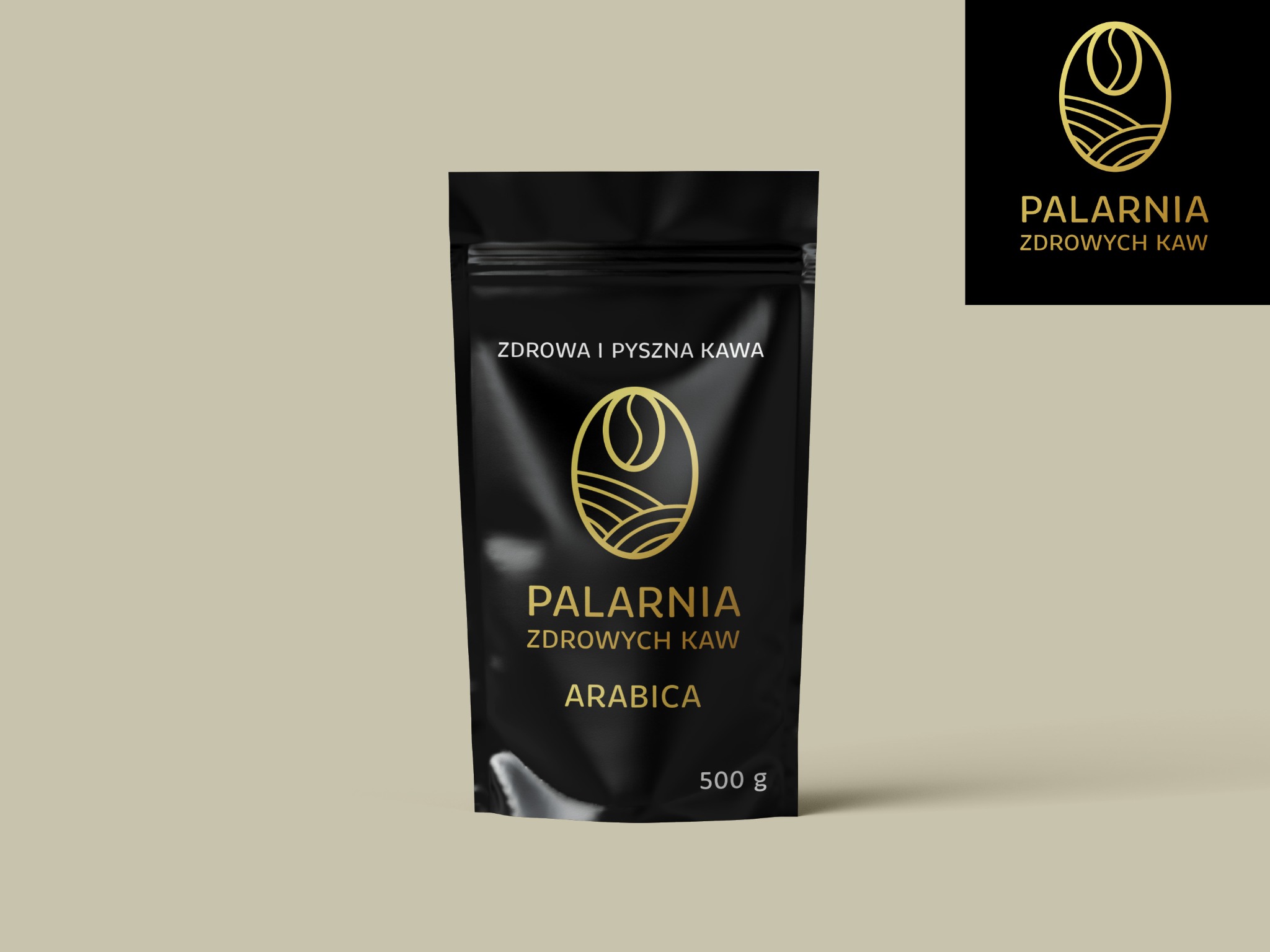 Czarna torebka kawy Arabica z minimalistycznym złotym logo na beżowym tle.