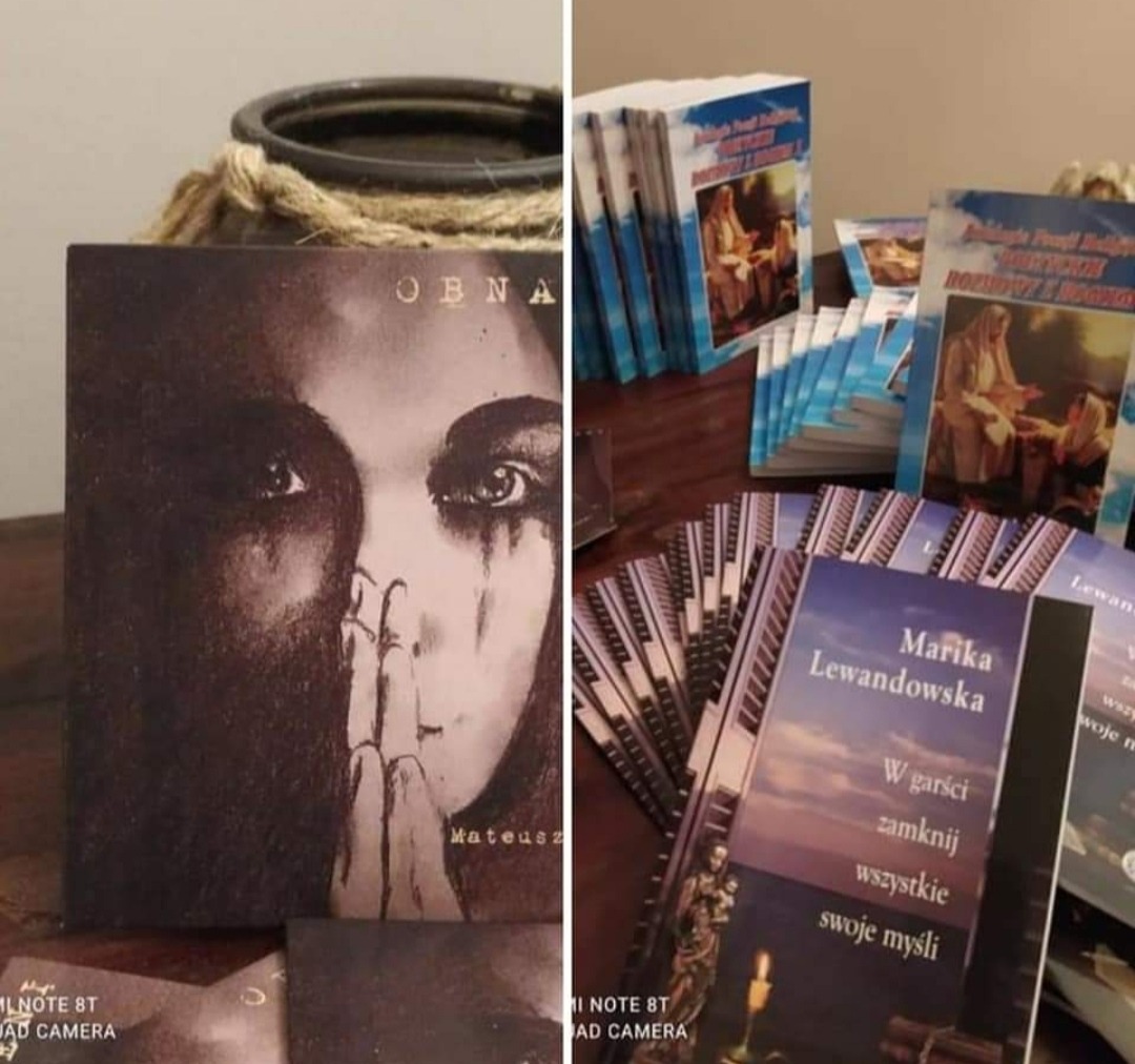 Stargard: Różne okładki książek, w tym jedna z portretem kobiety w stylu grafiki i inne z motywami religijnymi i krajobrazowymi, ułożone na stole.